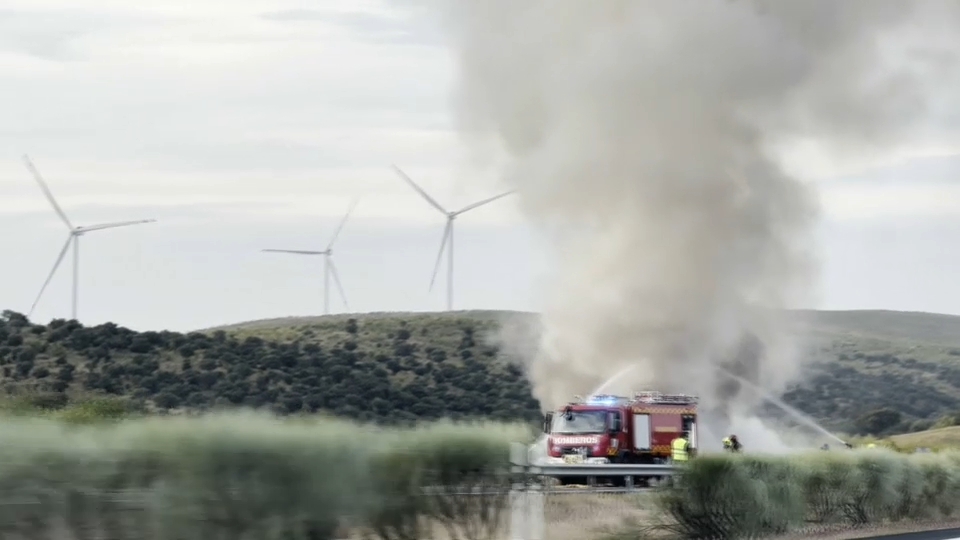 Camión de bomberos trabaja en la extinción de un incendio en la A-66