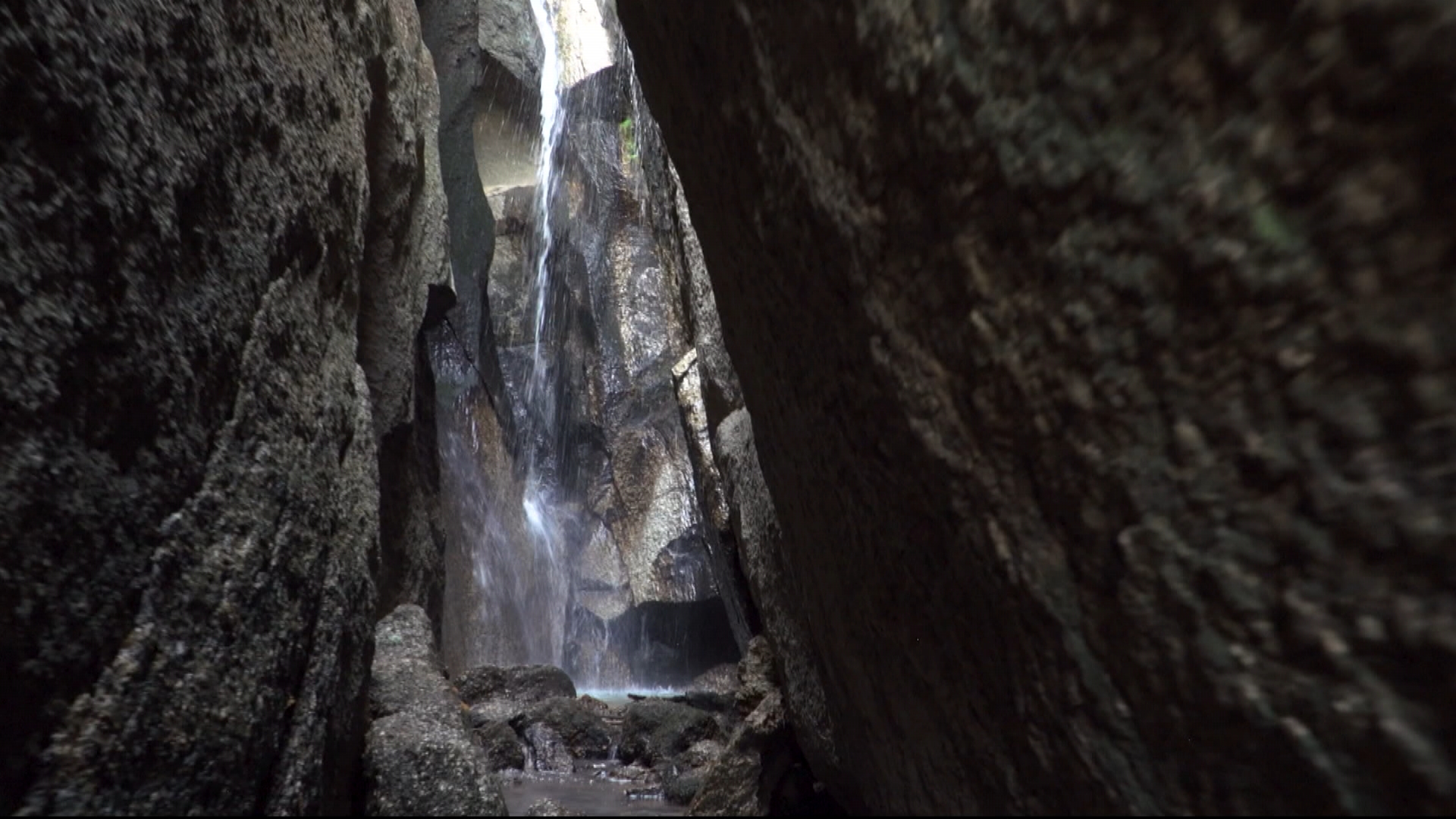 La zona forma parte del paisaje típico de la penillanura cacereña, donde el granito, las dehesas y los pequeños cursos de agua crean refugios inesperados