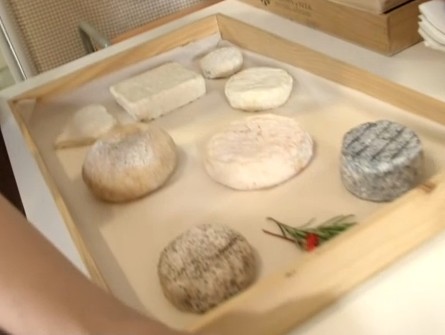 La materia prima llega desde una explotación caprina de Medina de las Torres: leche de cabra fresca, recién ordeñada