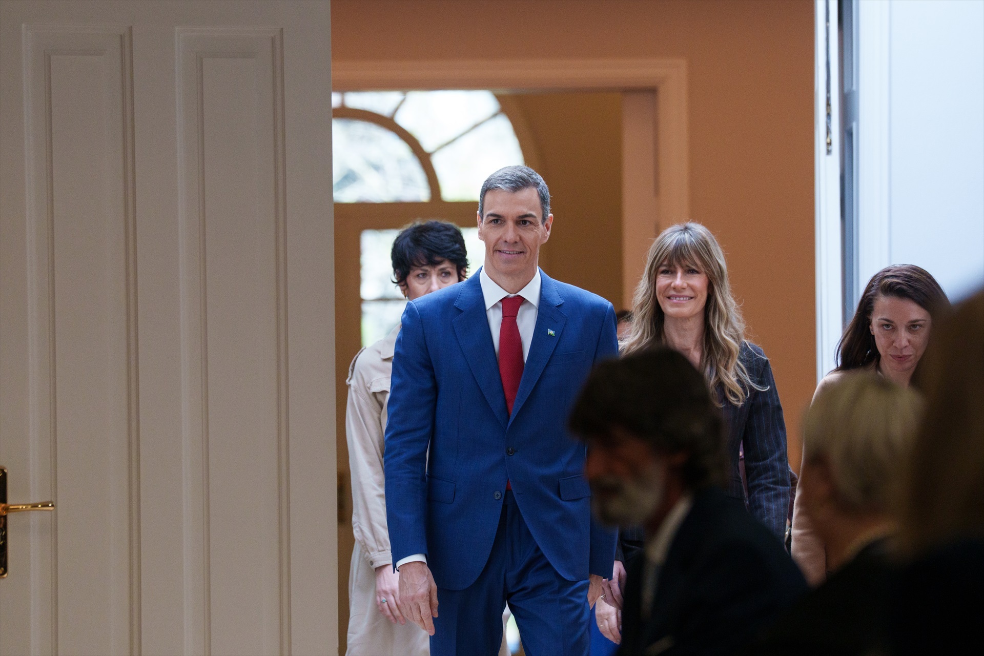 El presidente del Gobierno, Pedro Sánchez (i) y la mujer del presidente del Gobierno, Begoña Gómez (d), durante el acto de homenaje al pueblo gitano.