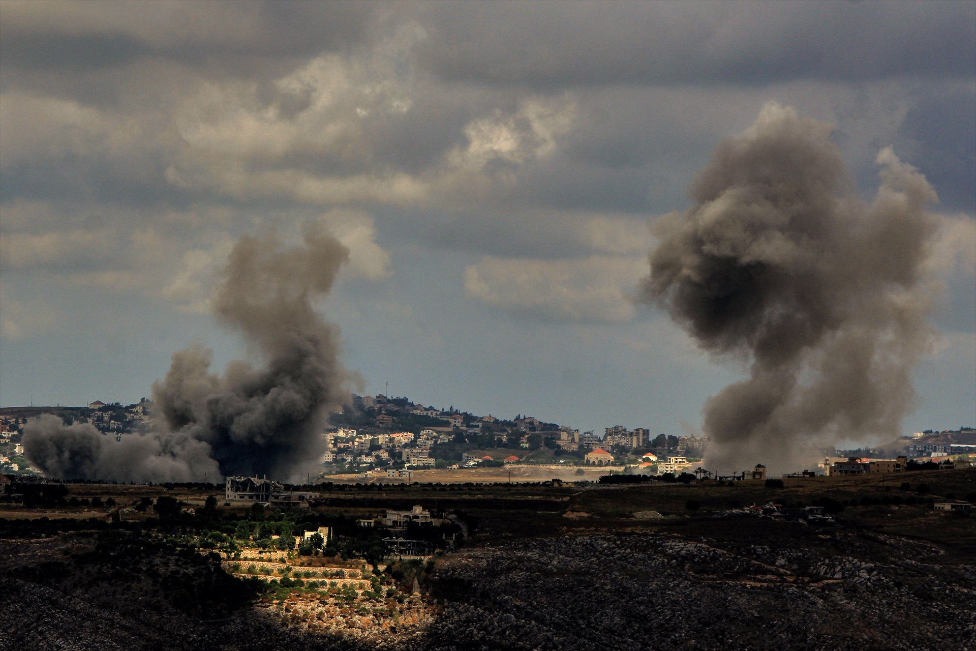 El humo se eleva tras bombardeos israelíes en la aldea del sur del Líbano de Kfar Tebniet, en las afueras de la ciudad principal de Nabatie