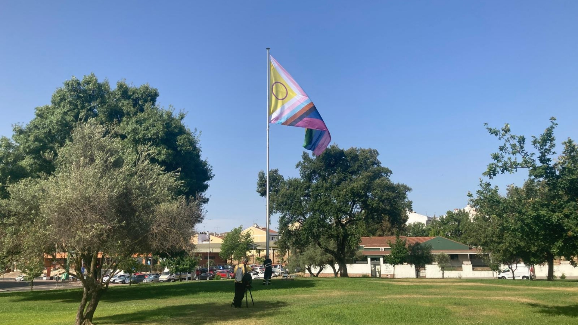 Izado de la bandera LGTBIQ+ en el Parque de las Siete Sillas, Mérida