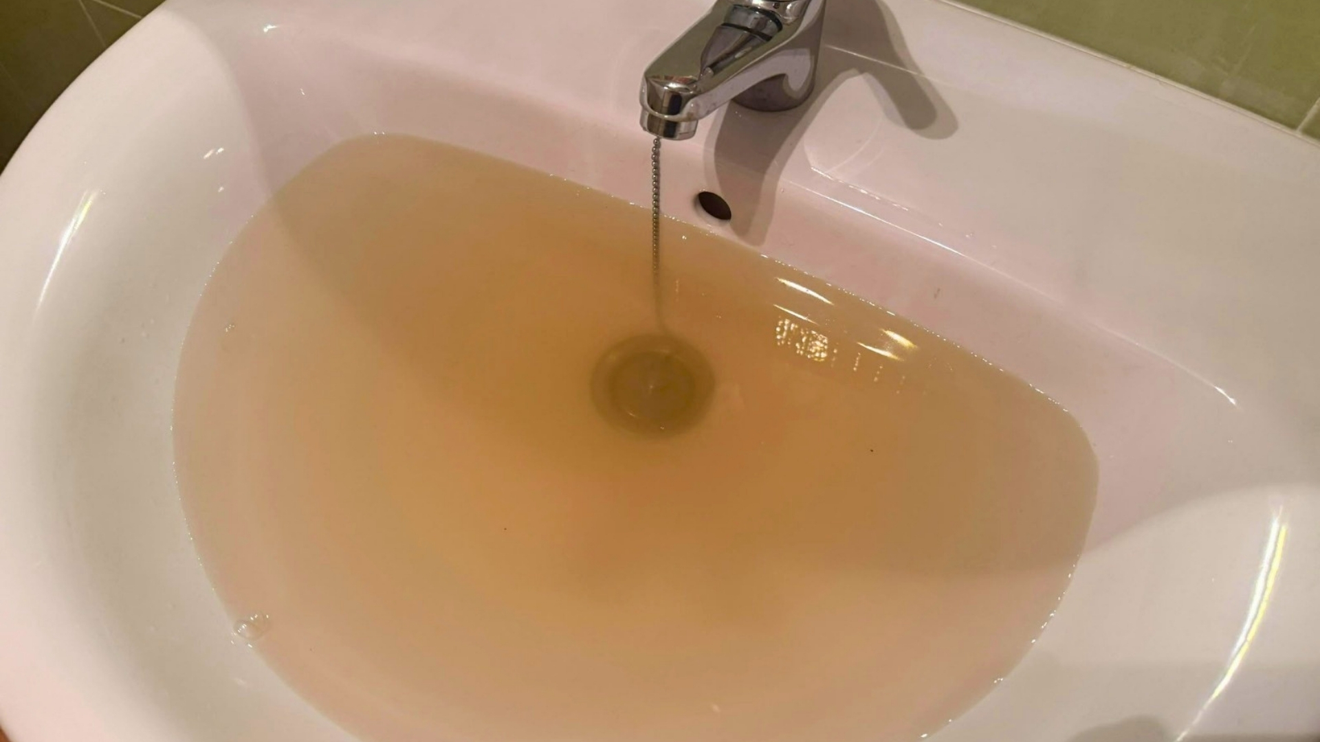 Agua corriente turbia en Malpartida de Plasencia