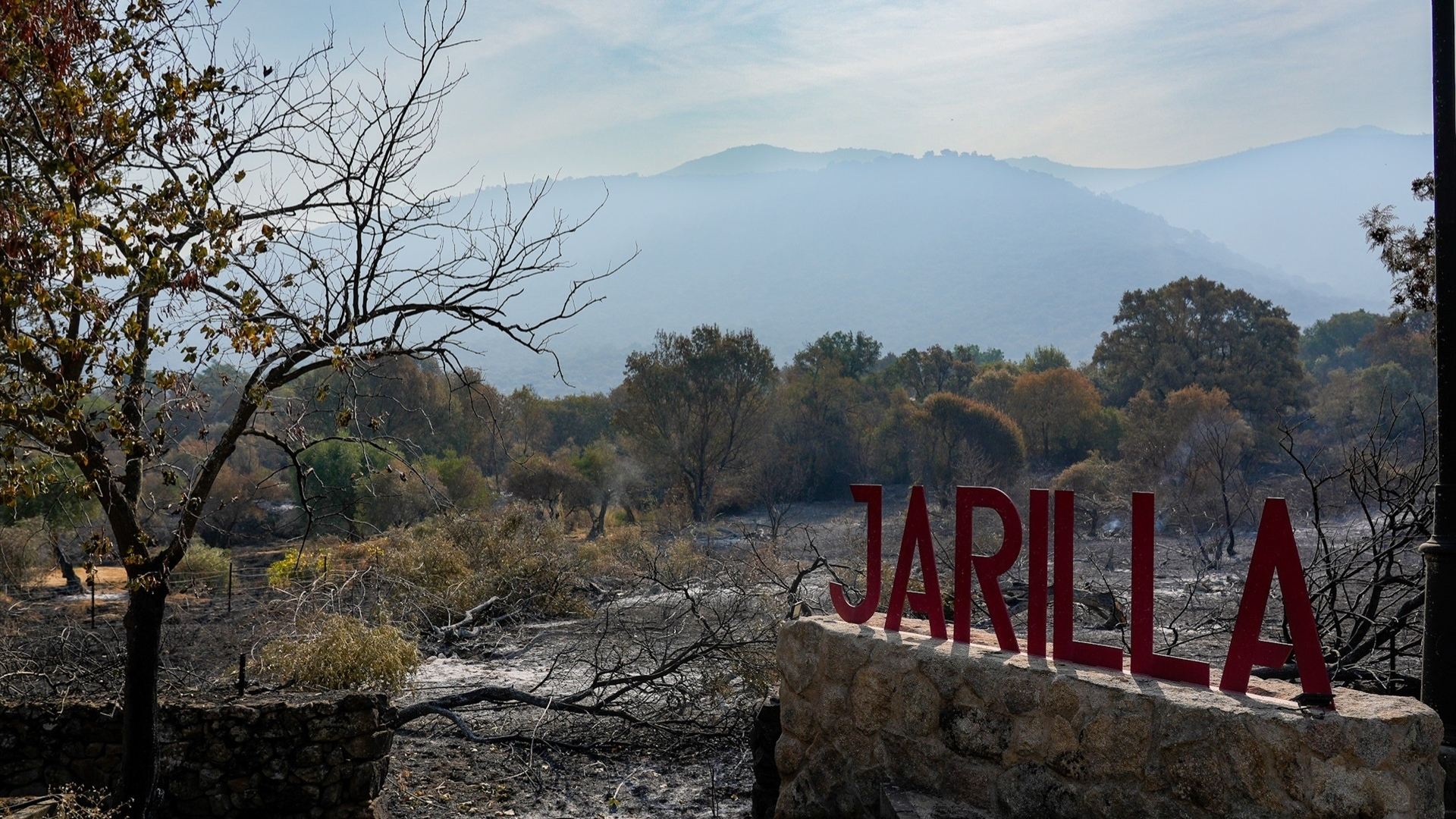 Cartel de Jarilla con los alrededores quemados, a 19 de agosto de 2025, en Jarilla, Cáceres.