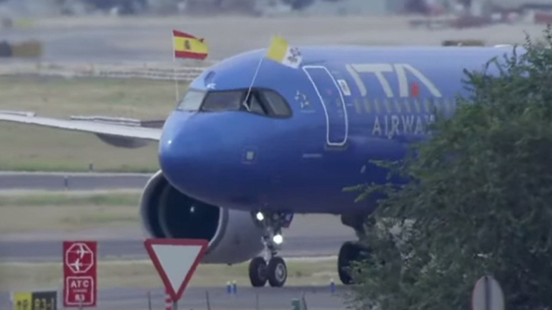 El avión en el que viaja el Papa León XIV llega a España
