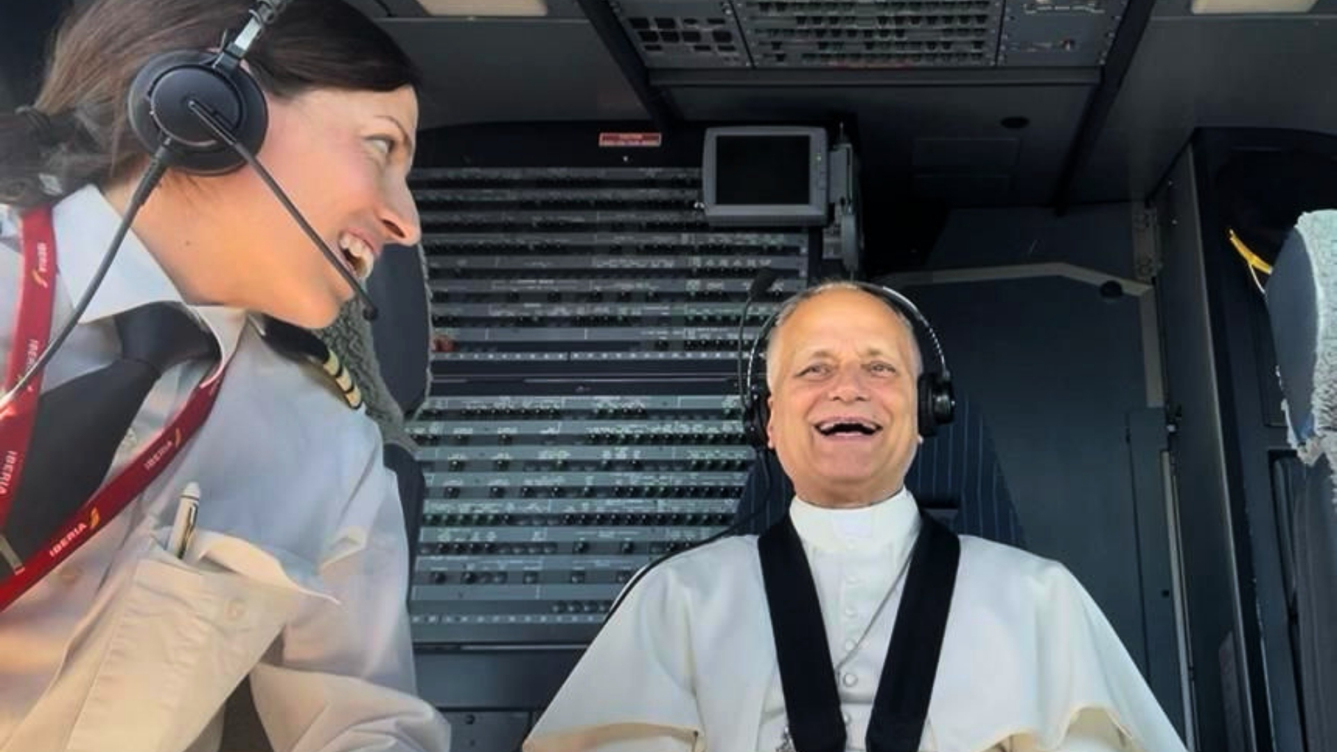 La piloto extremeña Ángeles Hernández, junto al papa León XIV, en la cabina del avión.