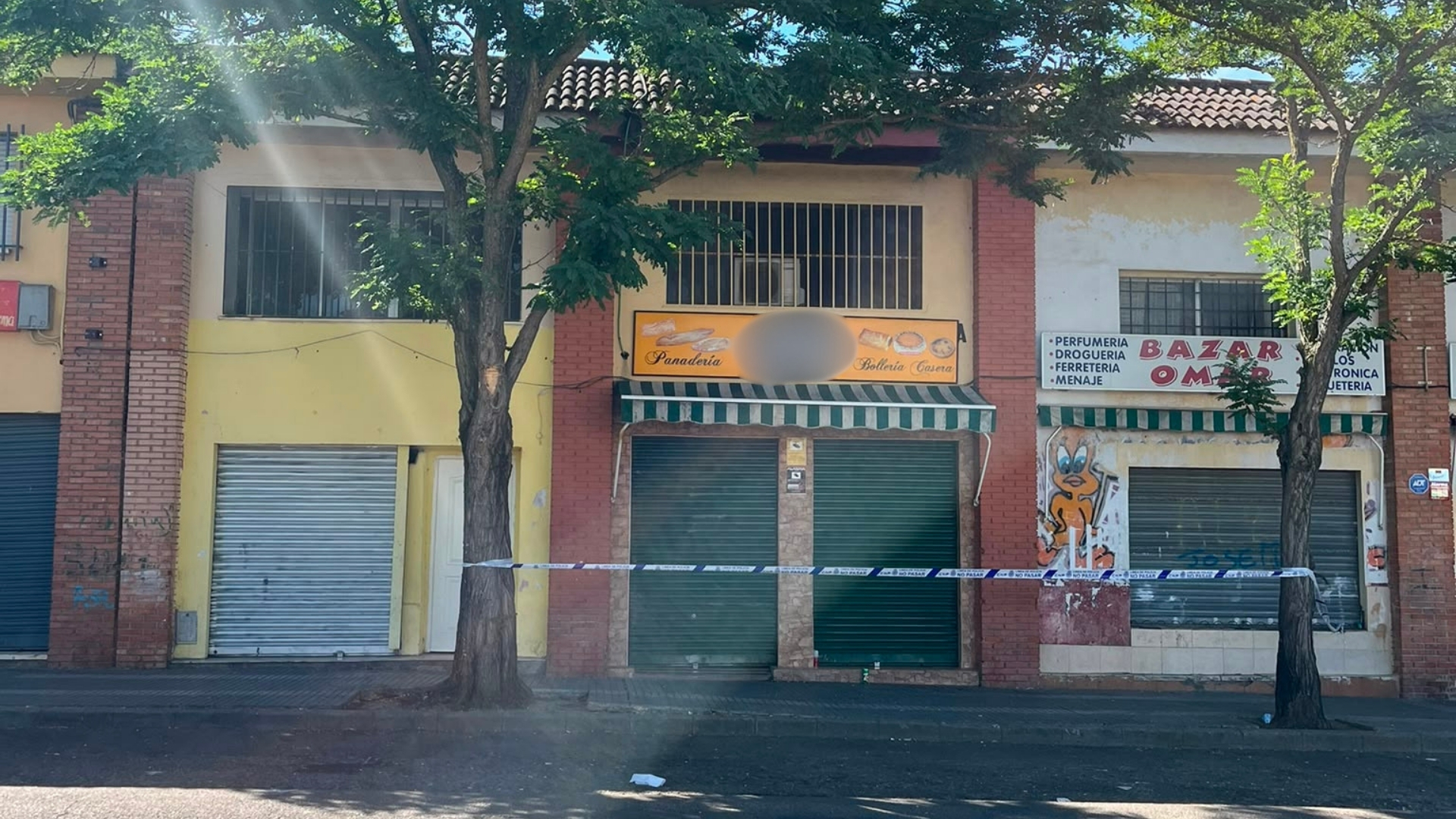 Tienda en la que entró David Salazar, precintada por la Policía Nacional