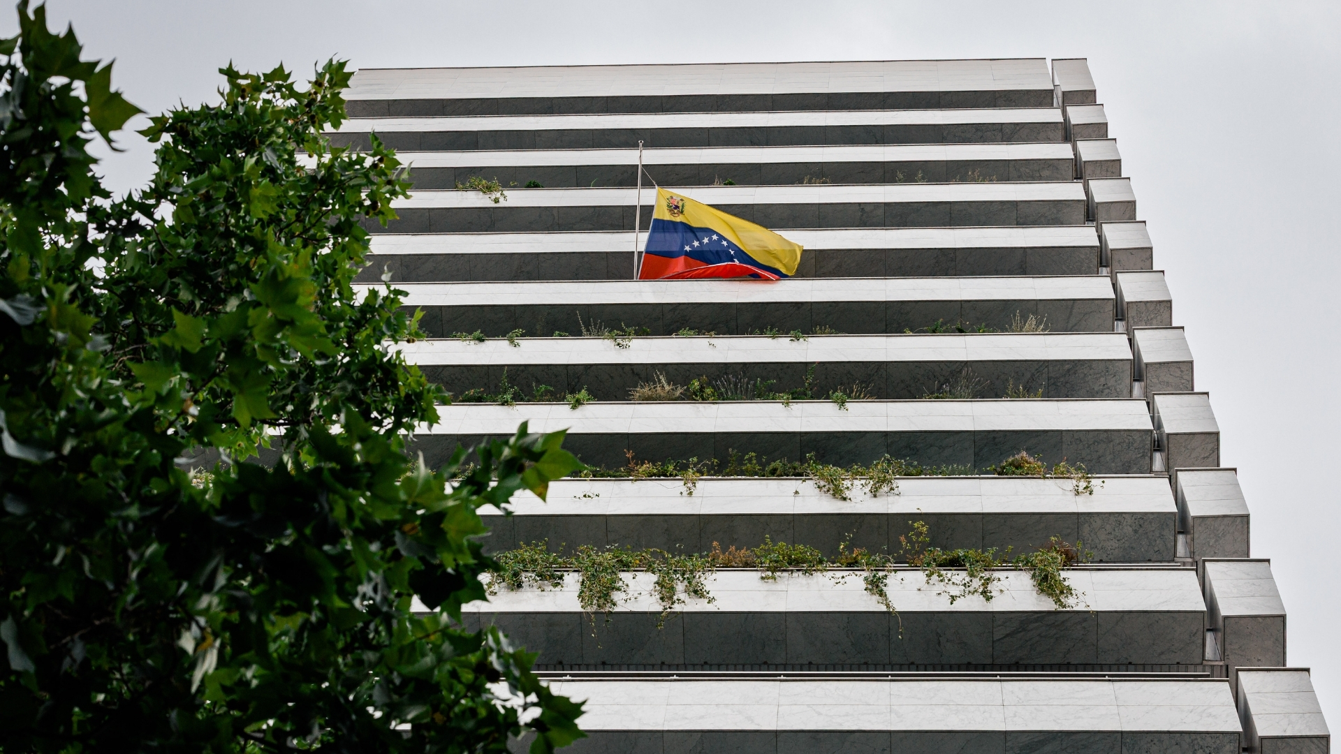 Bandera a media asta en la Embajada de Venezuela, a 25 de junio de 2026, en Madrid