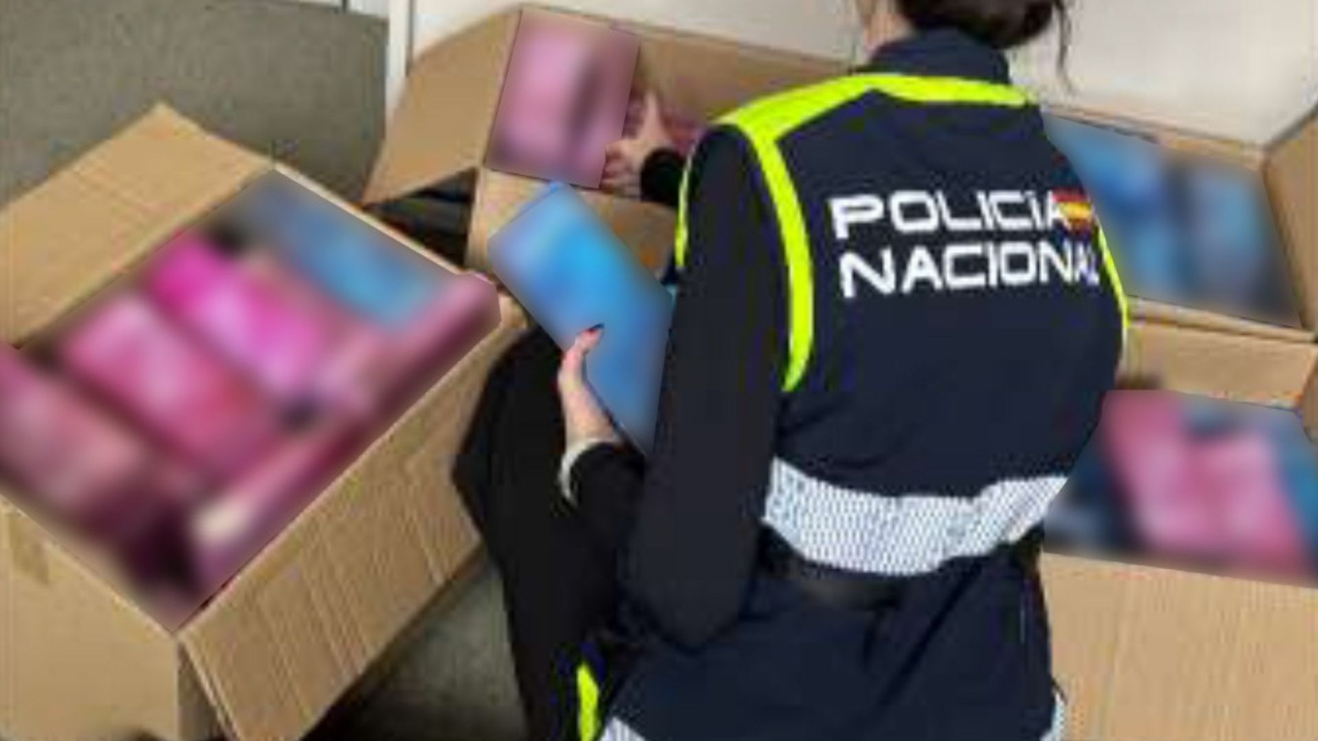 Policía inspeccionando cajas con los productos incautados