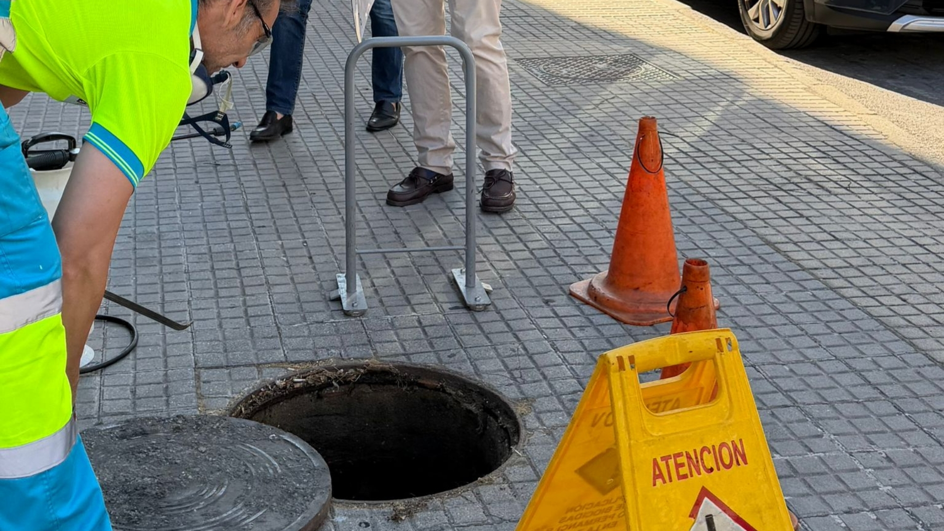 Operario aplicando el tratamiento para el control de plagas en Cáceres