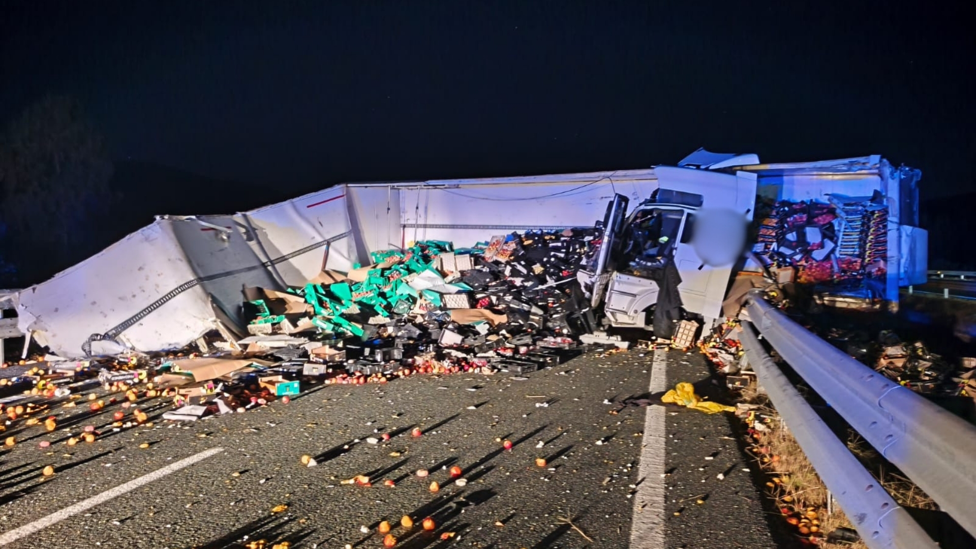 El accidente tuvo lugar tras una colisión por alcance entre dos camiones, uno de los cuales volcó tras el impacto
