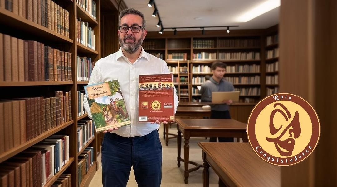 Luisma Dominguez con el libro en la mano
