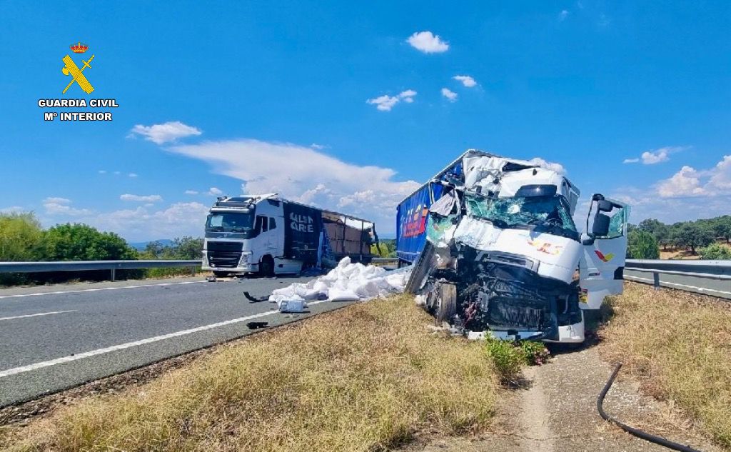 Accidente de tráfico tras la colisión de dos vehículos articulados 