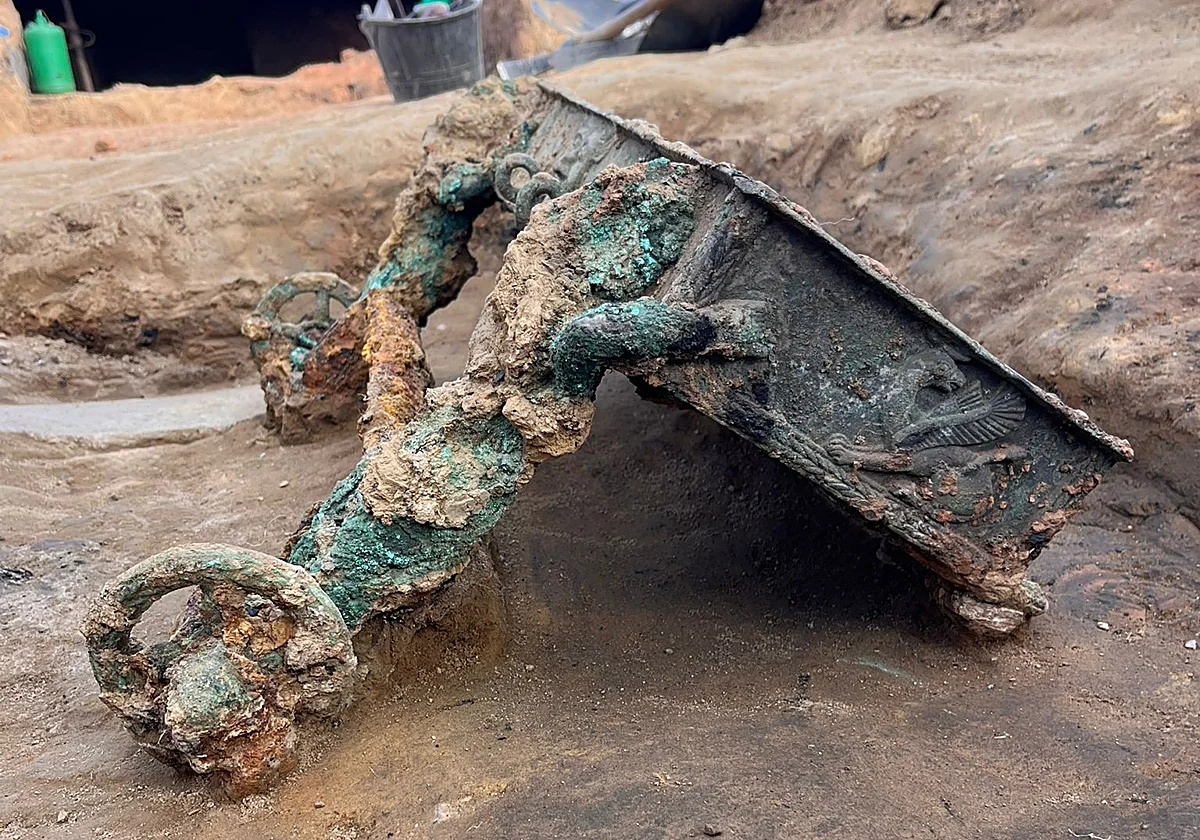 Carro votivo de bronce hallado en Casas del Turuñuelo