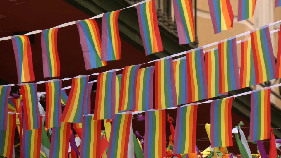 Banderas arcoíris en las calles de Badajoz. 