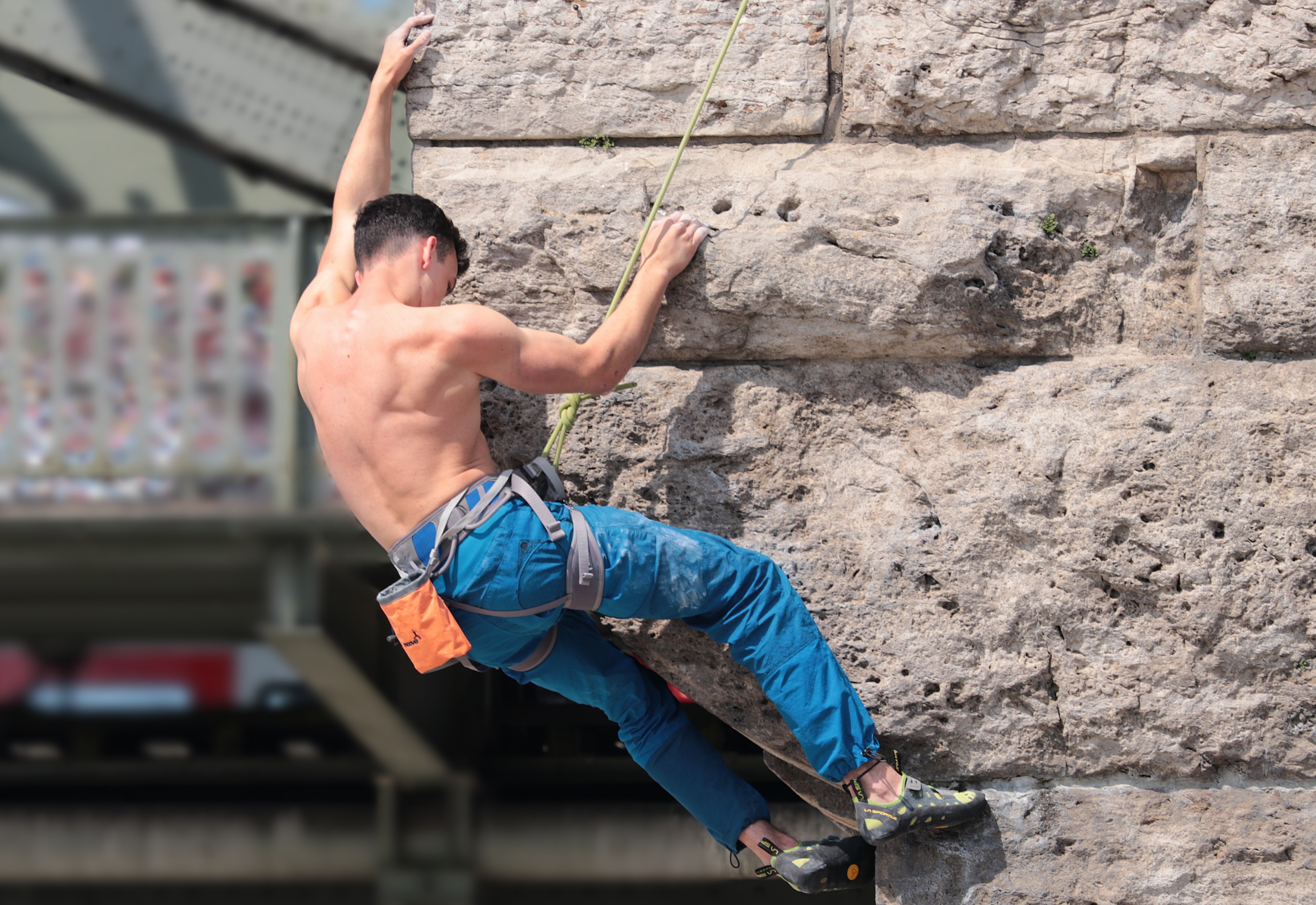 Hombre escalando. 