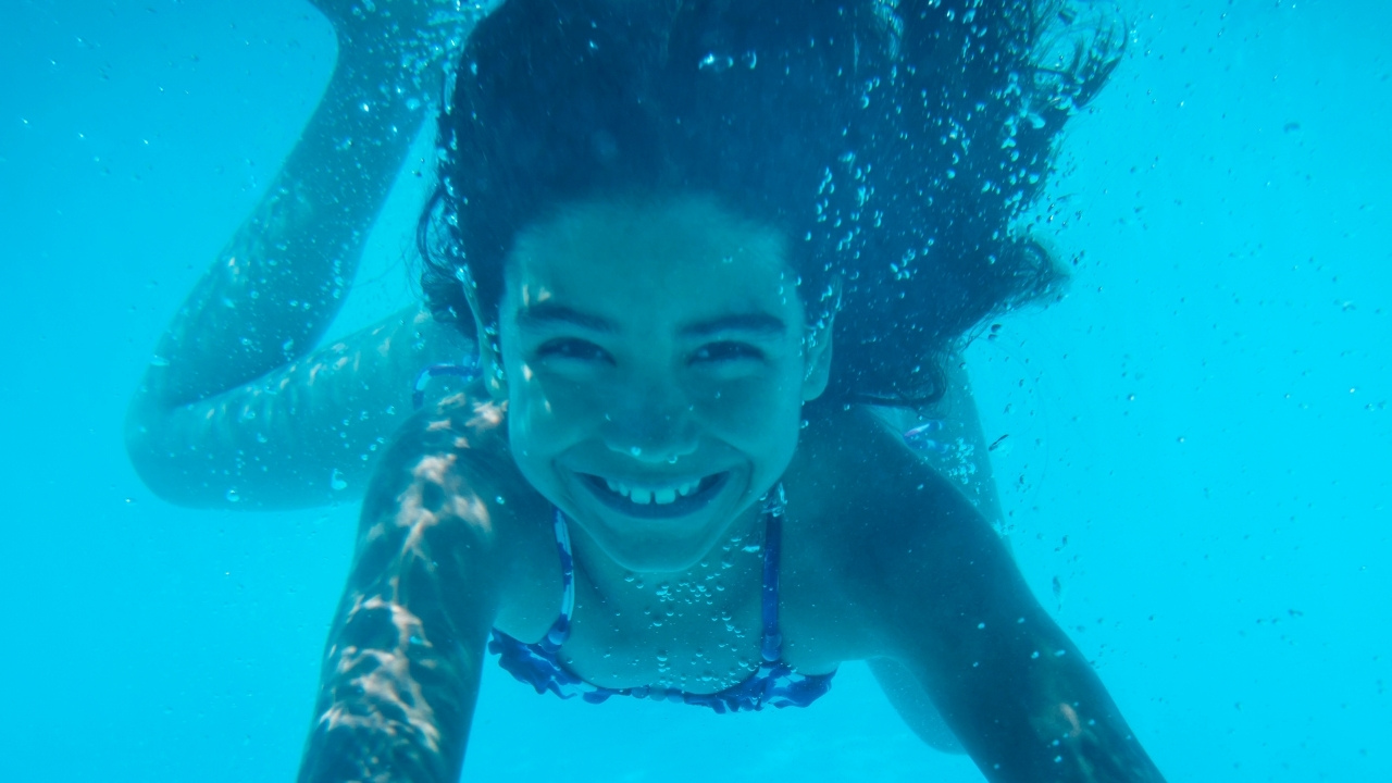 Niña en la piscina