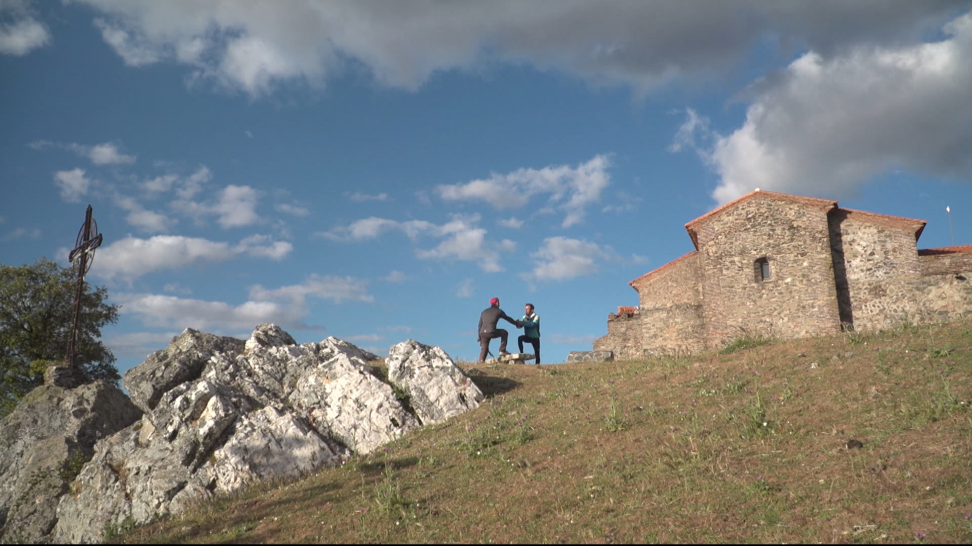 El camino avanza entre dehesas de encinas y claros de pasto típicos del sur pacense, en un ascenso progresivo que permite disfrutar del paisaje sin grandes exigencias técnicas