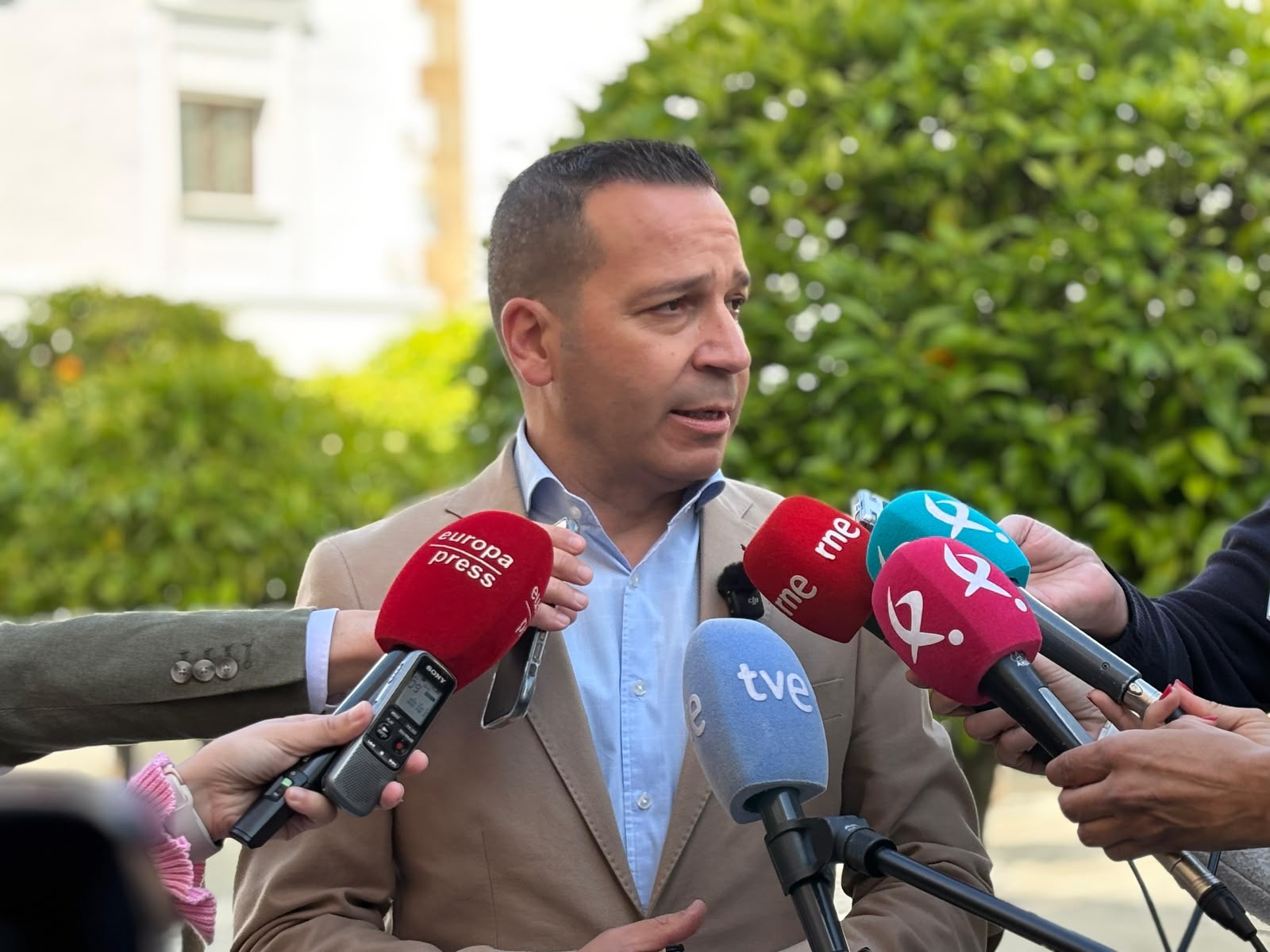 Extremadura revisará ayudas y subvenciones ante la posible llegada de inmigrantes desde Ceuta