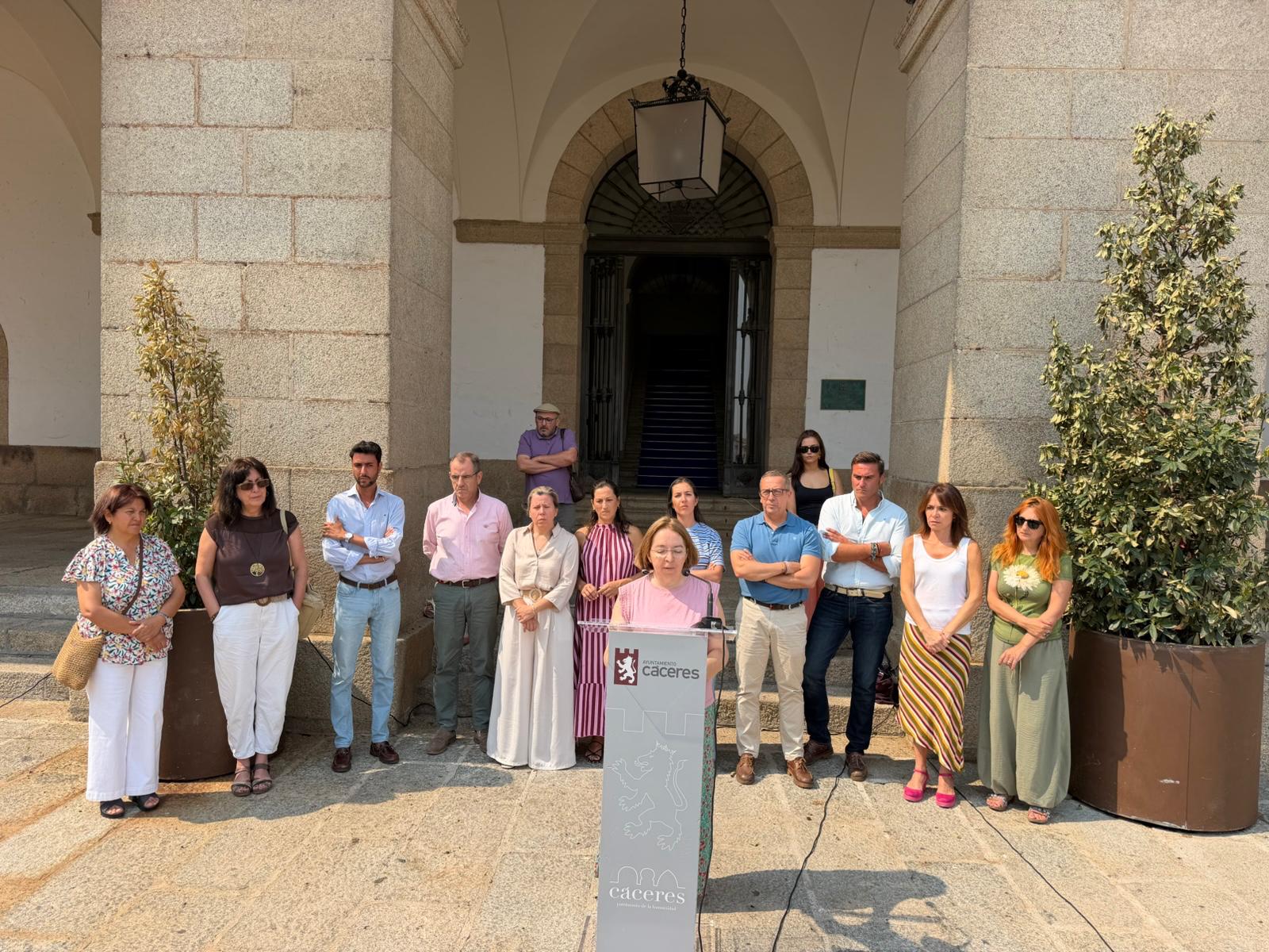 Cáceres guarda un minuto de silencio en recuerdo de las víctimas de la violencia machista