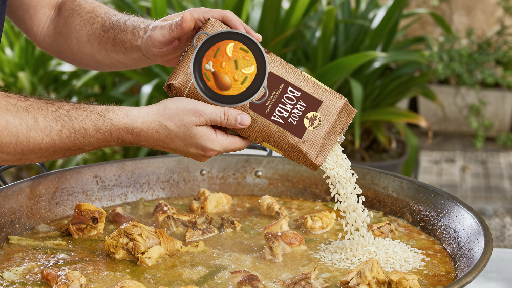 Poniendo arroz en la paella
