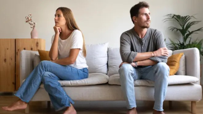 Pareja en un sillón
