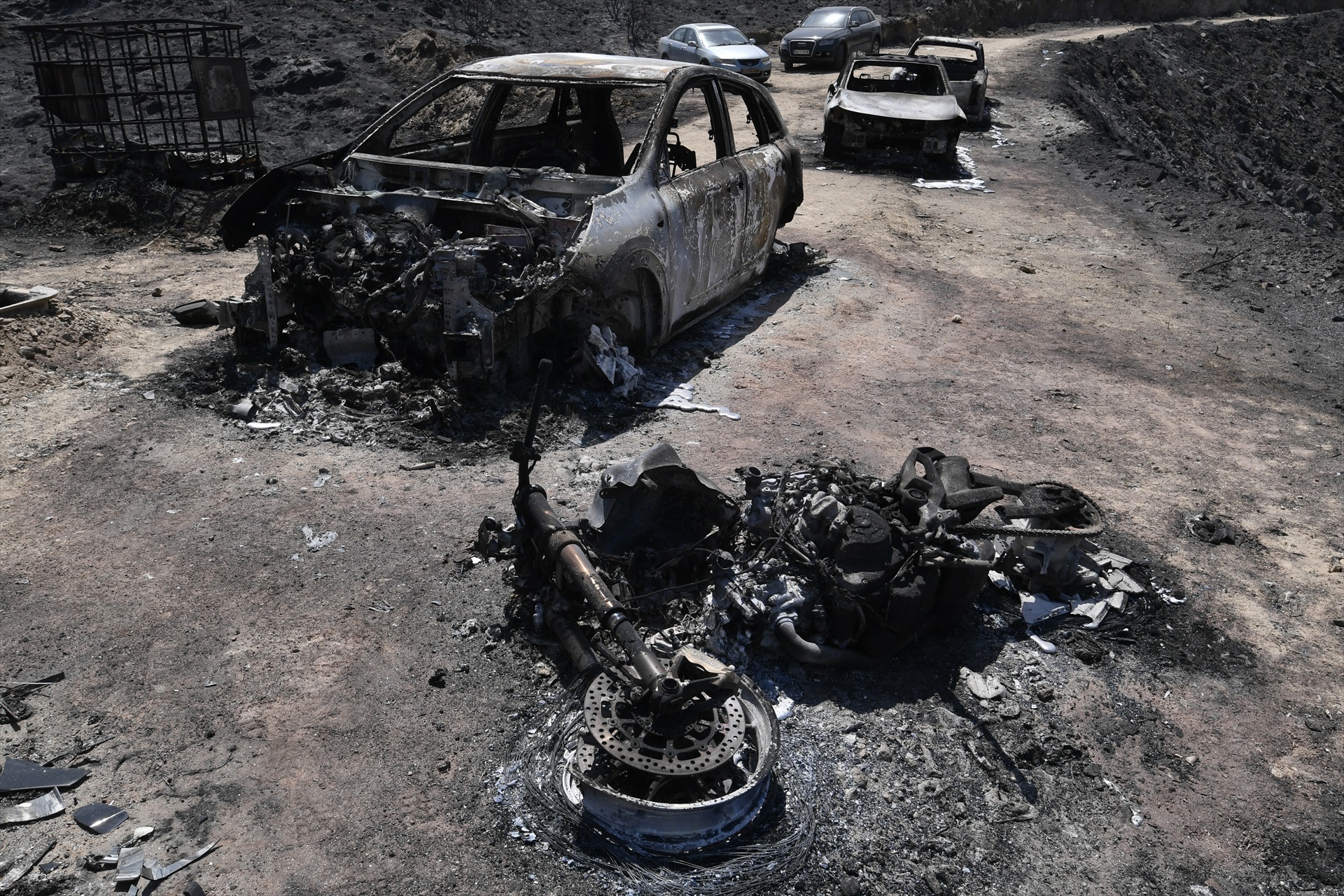 Varios vehículos calcinados en el incendio forestal, a 10 de julio de 2026, en Los Gallardos, Almería, Andalucía (España). 