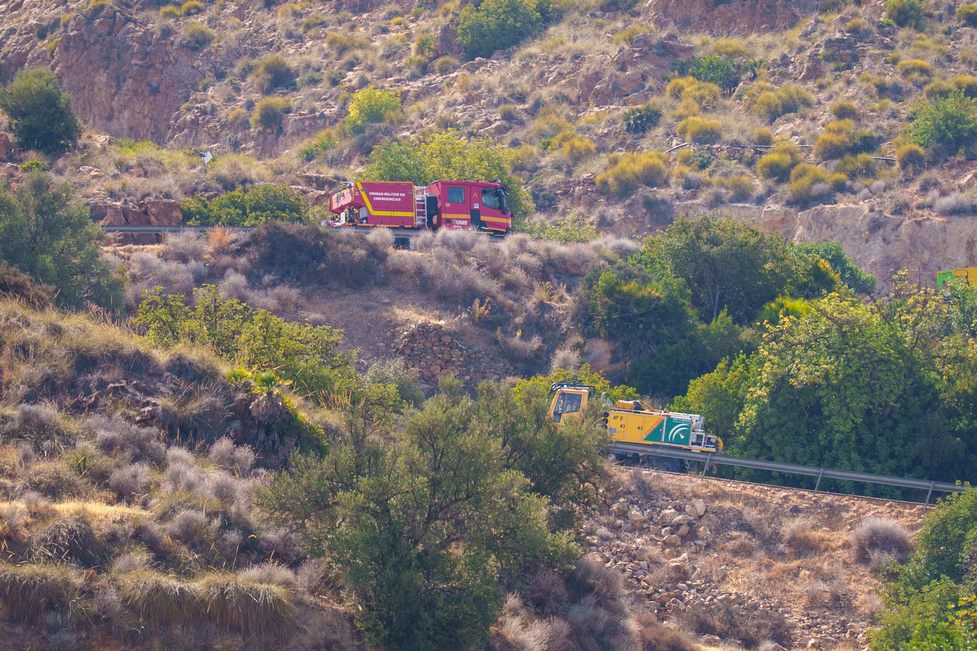 Camiones de extinción de incendios de la UME e INFOCA por la zona afectada de Bédar tras el incendio de Los Gallardos
