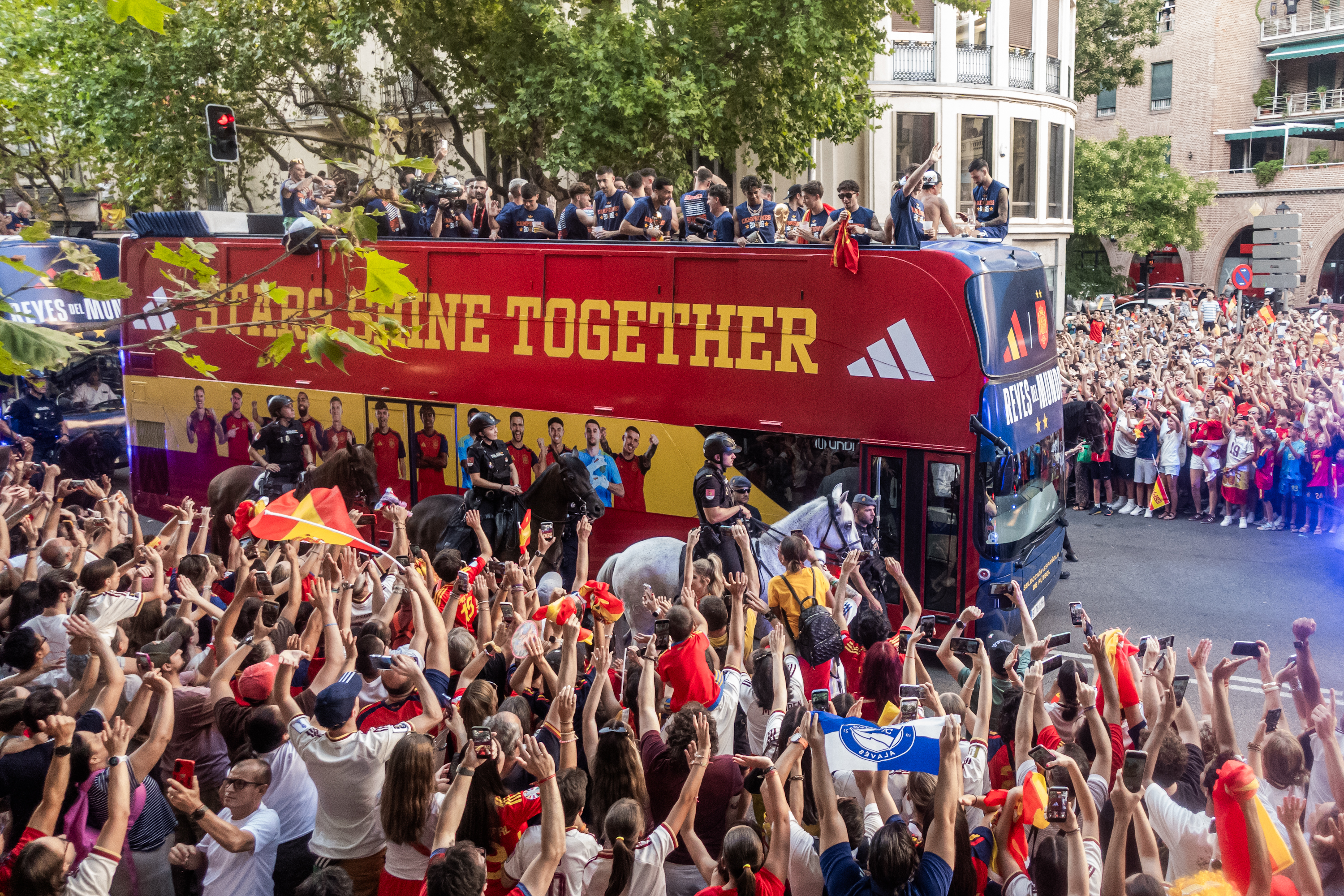 Aficionados saludan al autobús de la Selección durante la rúa de celebración de la Selección Española