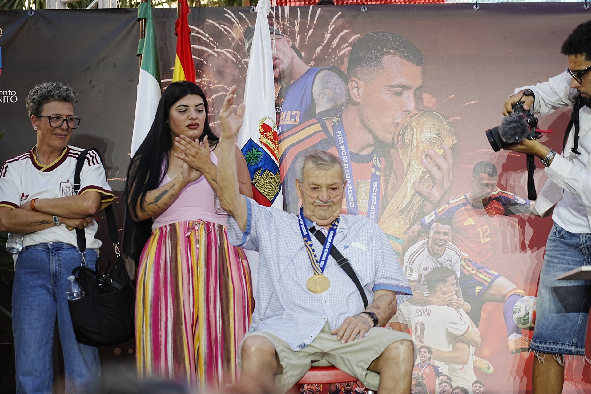 El abuelo del futbolista español, Pedro Porro, durante el recibimiento por parte del ayuntamiento de Don Benito, a 23 de julio de 2026, en Don Benito, Badajoz, Extremadura 