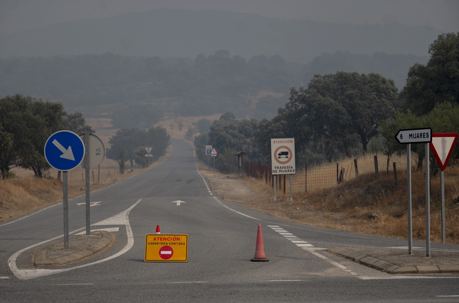 Los incendios obligan a cortar 47 carreteras en cuatro provincias