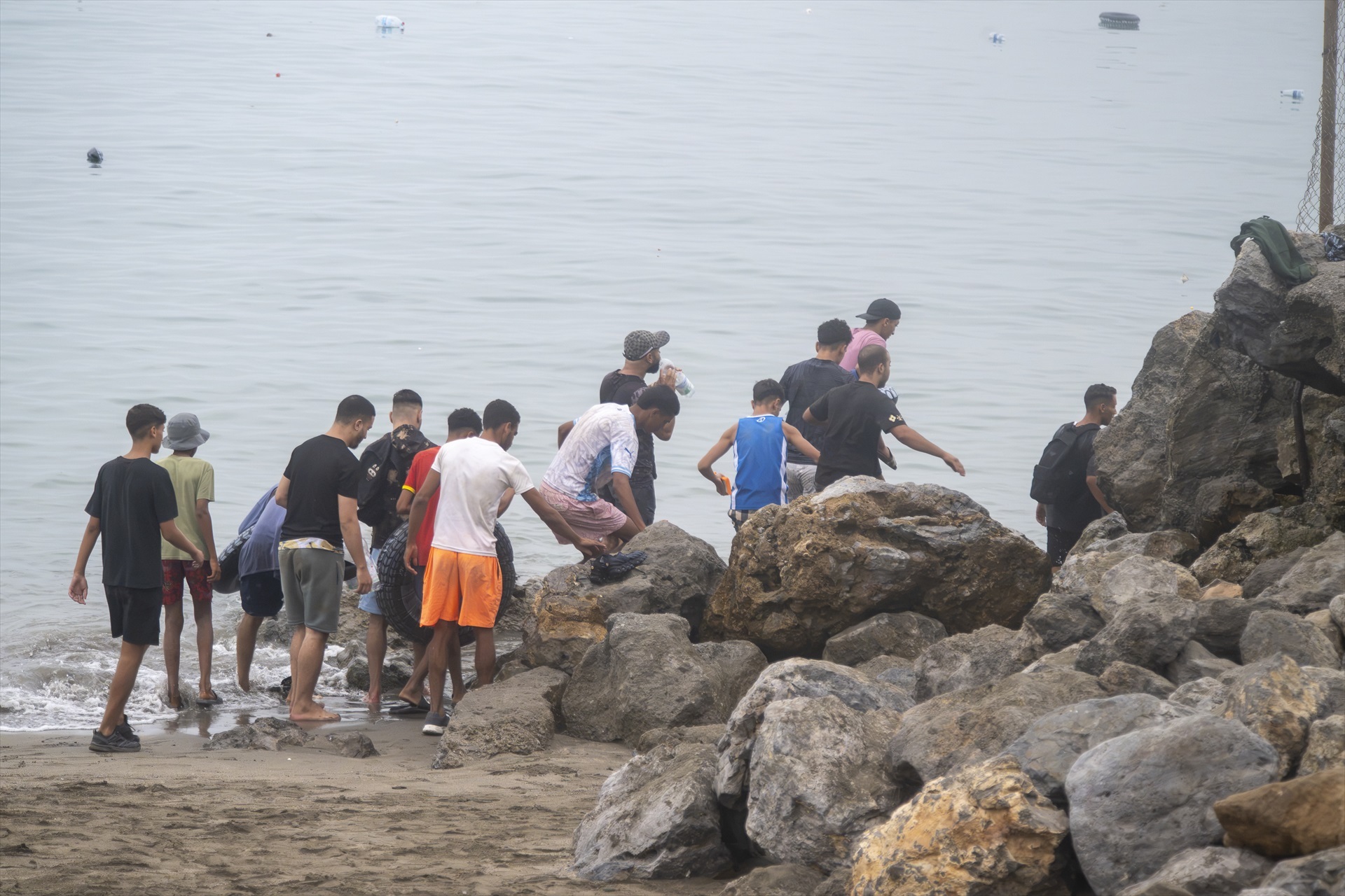Decenas de personas siguen intentando cruzar la frontera, a 31 de julio de 2026, en Ceuta (España). La ciudad autónoma de Ceuta 