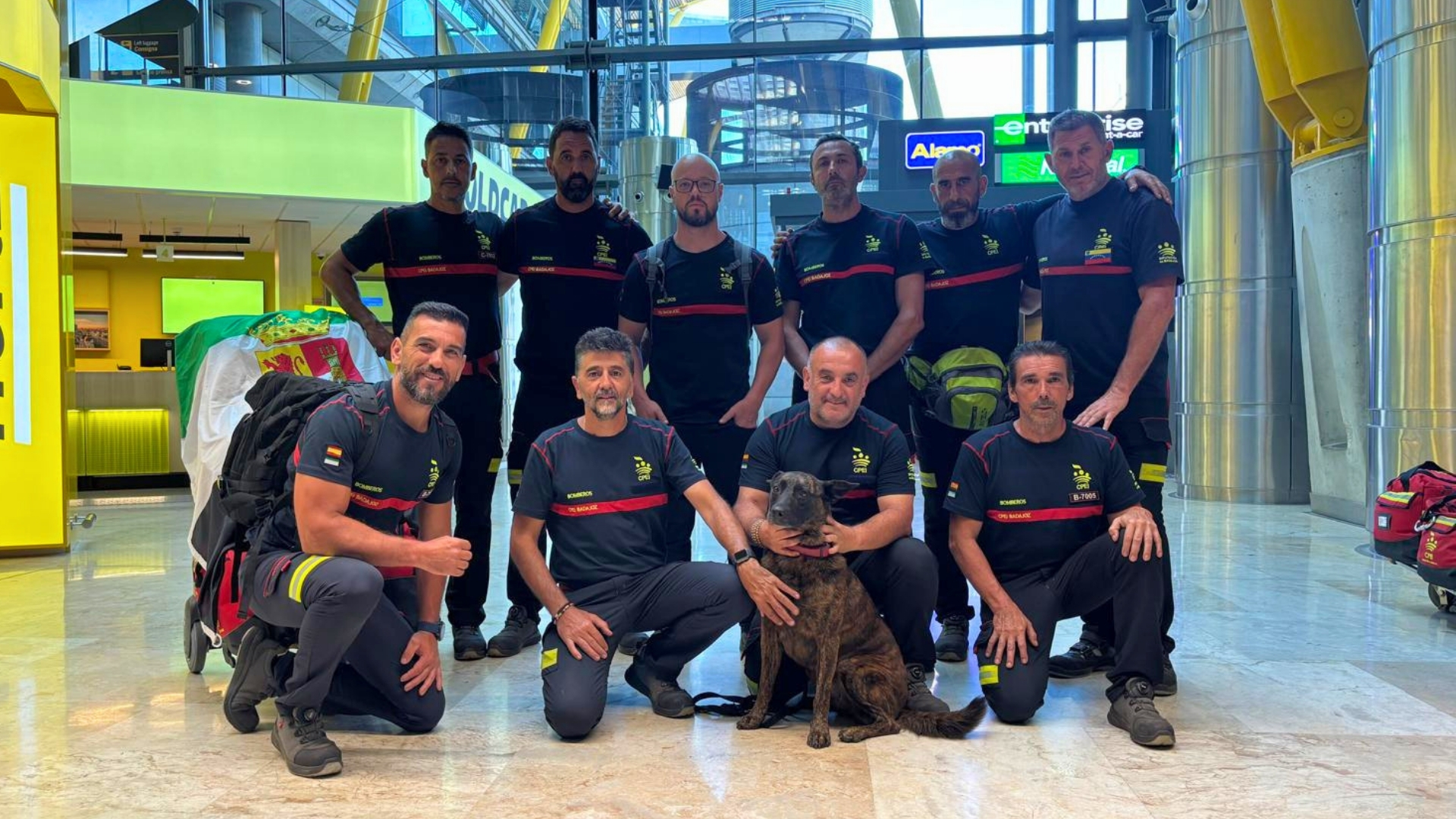 Bomberos CPEI Diputación de Badajoz que han participado en las labores de rescate en Venezuela, recién aterrizados en Madrid