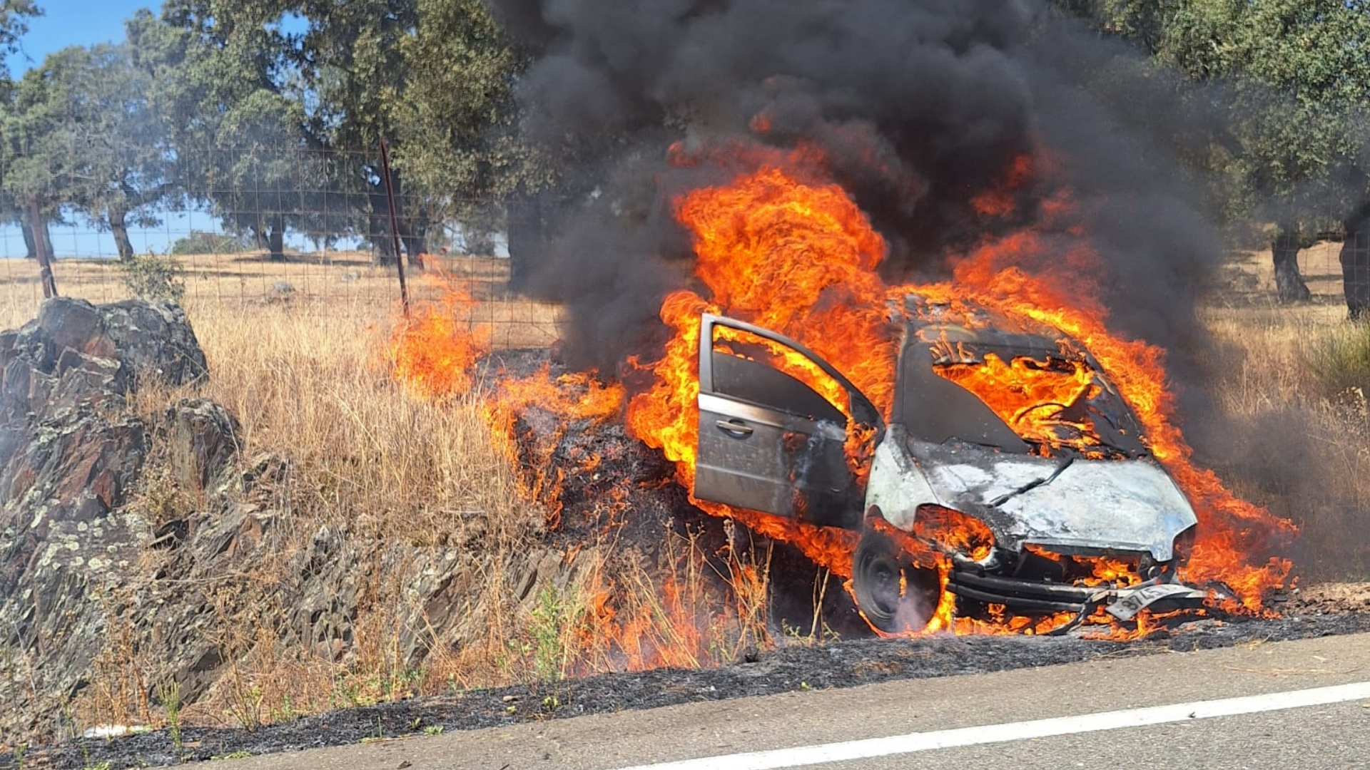 Incendio de un coche en la carretera de Calzadilla