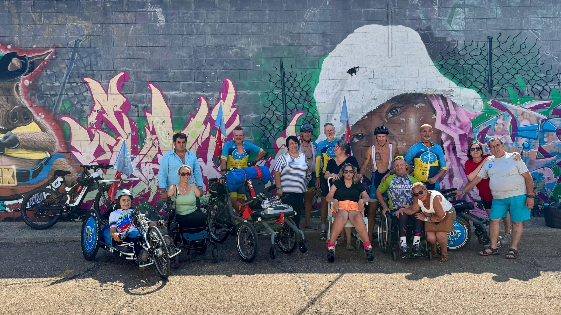 Miembros de la Asociación Discamino y participantes en el Camino de Santiago en su parada en Extremadura