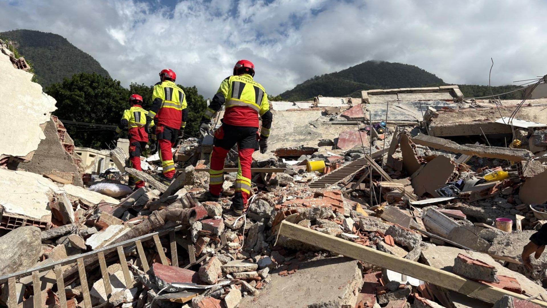 Bomberos de la Diputación de Badajoz trabajan en la búsqueda de supervivientes bajo los escombros. En La Guaira, Venezuela.