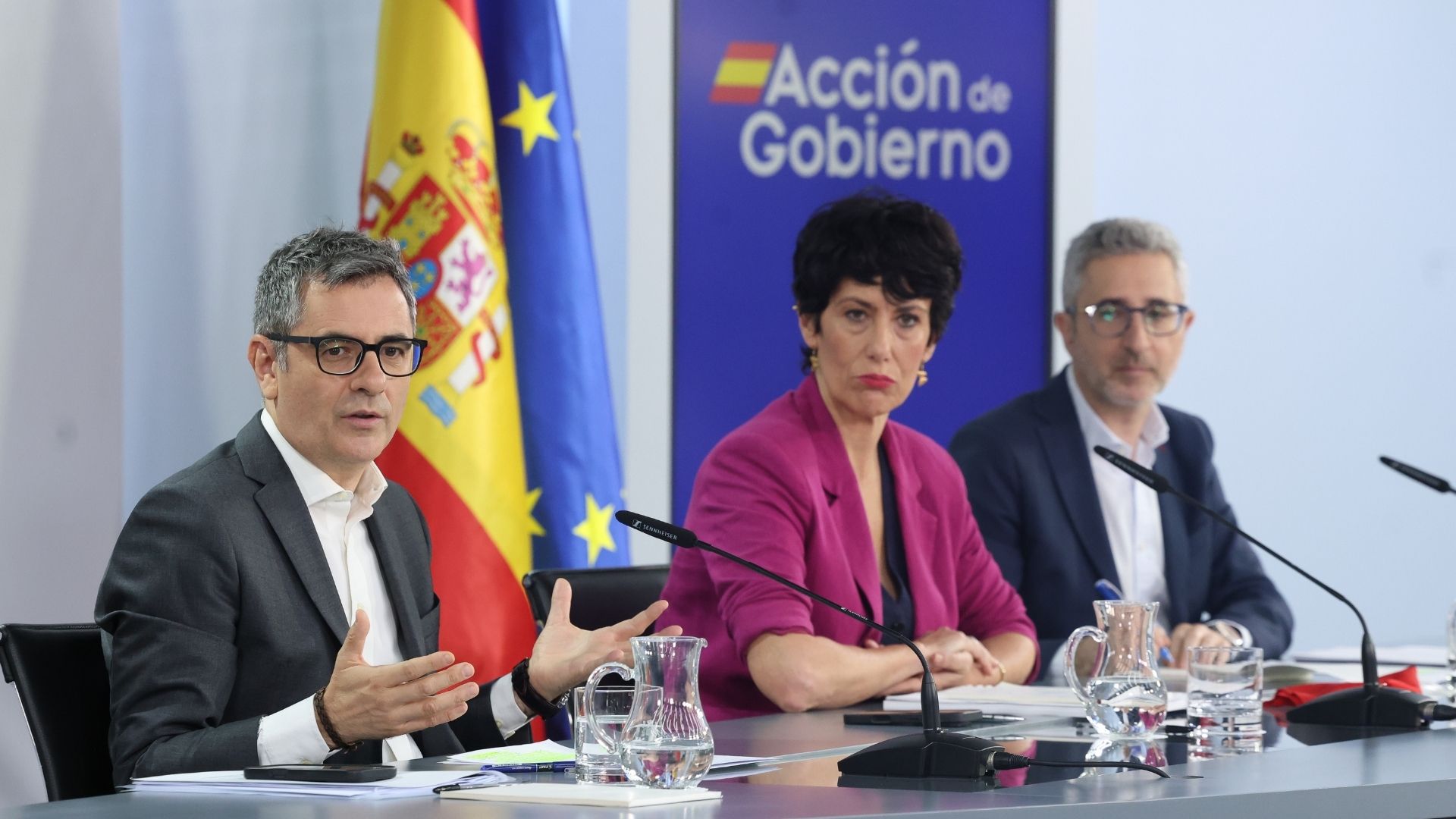 El ministro de Presidencia, Justicia y Relaciones con las Cortes, Félix Bolaños, la ministra de Inclusión, Seguridad Social y Migraciones y portavoz del Gobierno, Elma Saiz, y el ministro de Hacienda, Arcadi España