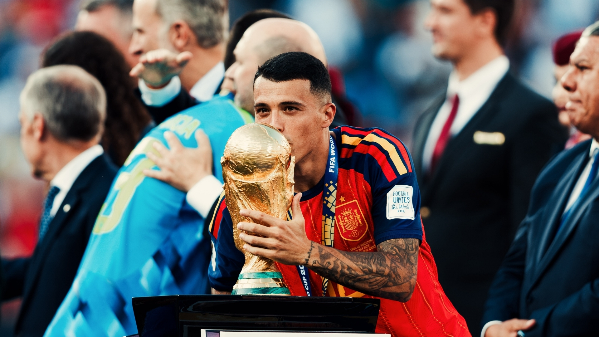 Pedro Porro besa la Copa del Mundial del Fútbol