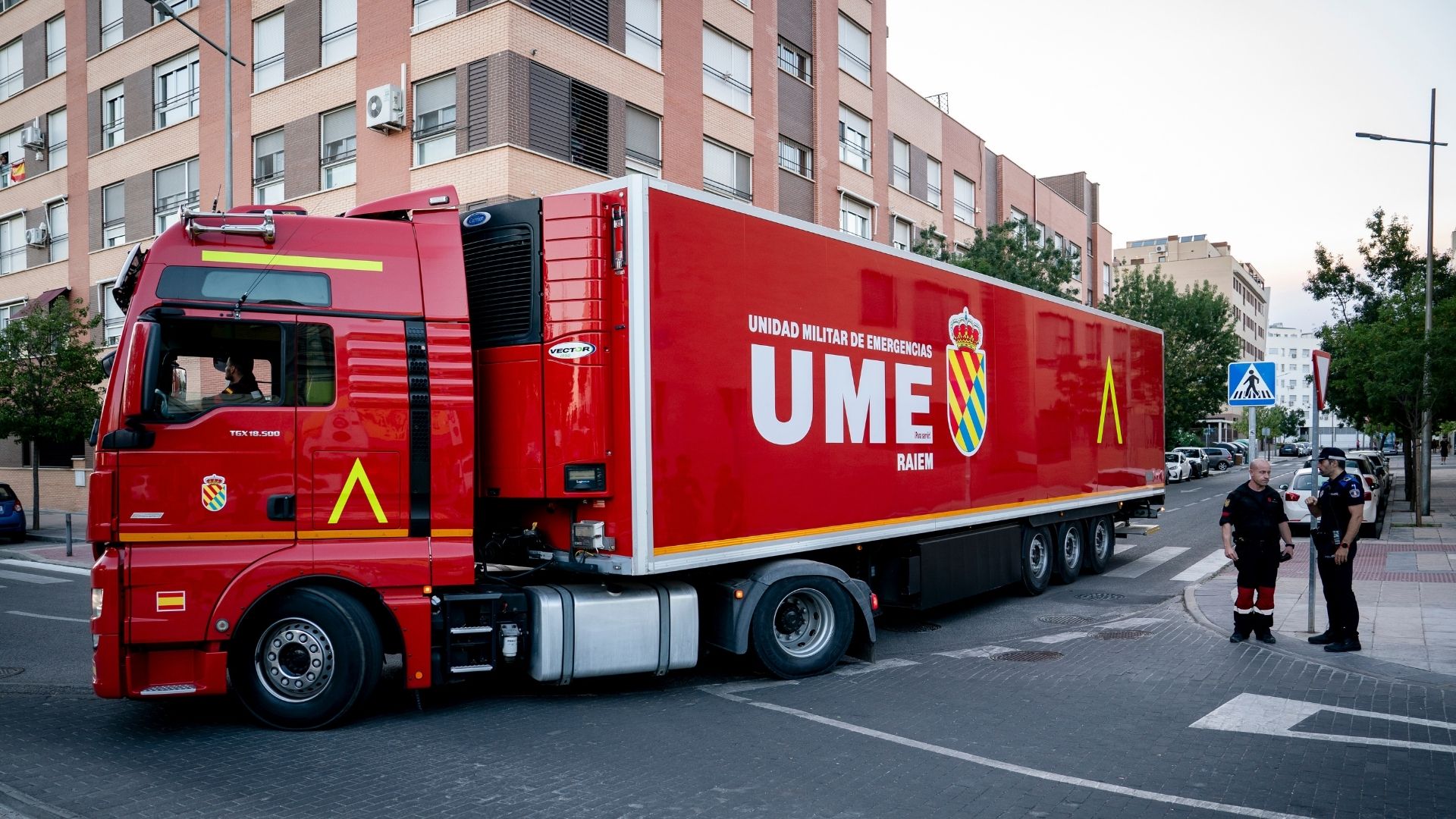 Militares de la UME transportan unas 200 camas para los desplazados de Fresnedillas de la Oliva, en el pabellón polideportivo Paco Sedano, a 24 de julio de 2026, en Móstoles, Madrid