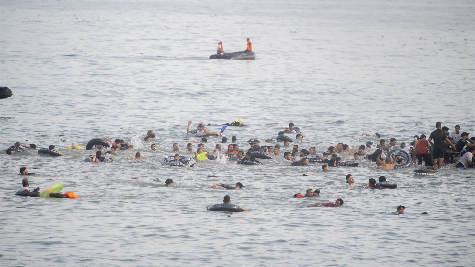 Personas llegan a España desde Marruecos, a 30 de julio de 2026, en Ceuta (España). 