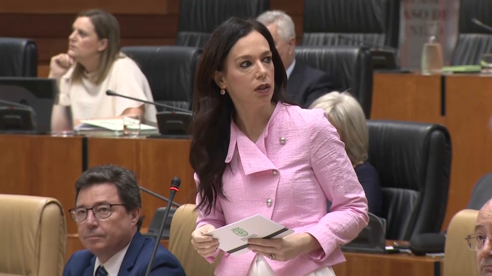 Sara García Espada en la Asamblea de Extremadura