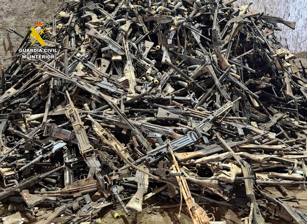 Arsenal de armas encontradas en Quintana de la Serena