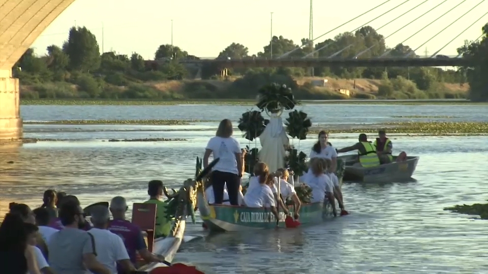 La Virgen del Carmen vuelve a navegar por el Guadiana en Badajoz