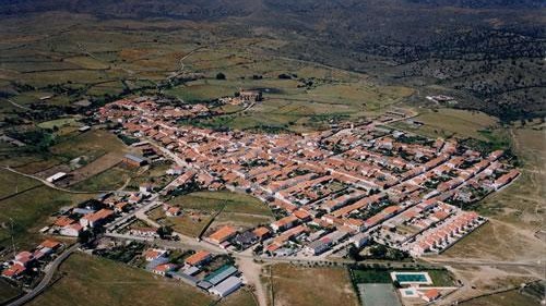 estas señas de identidad supone reconocer el trabajo de quienes las transmitieron durante décadas, pero también ofrecer a quienes visitan estos pueblos una forma de descubrir territorios