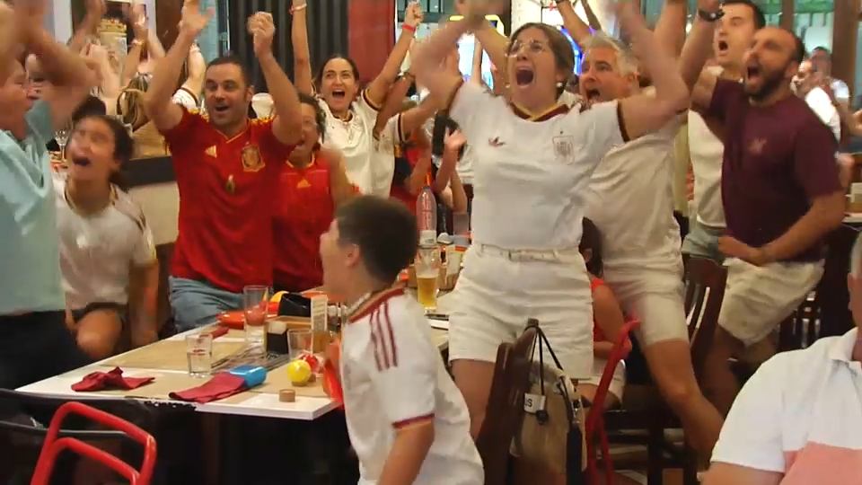 Aficionados de España, en Don Benito, celebrando un gol del Mundial