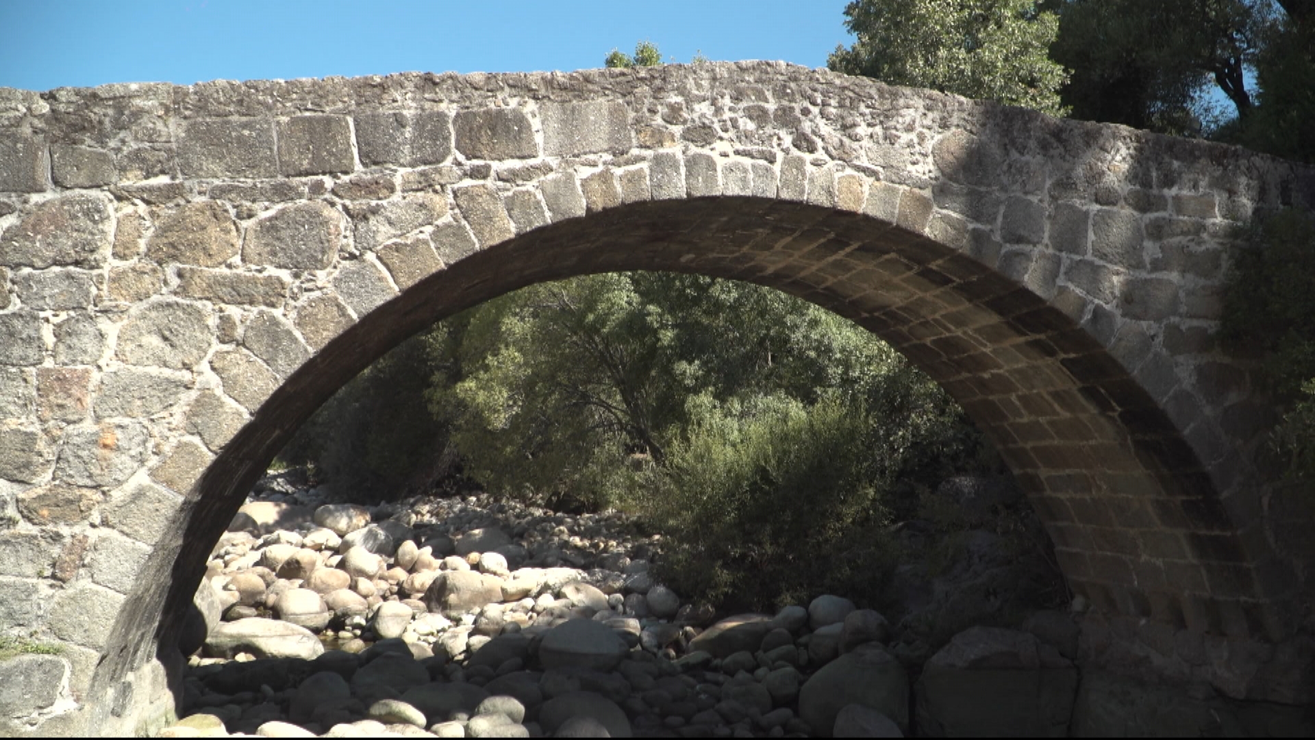 El elemento central del recorrido son precisamente esos puentes tradicionales, entre los que destacan el Puente Parral y el Puente del Palo, además de otros pasos menores que permiten salvar arroyos y zonas de crecida