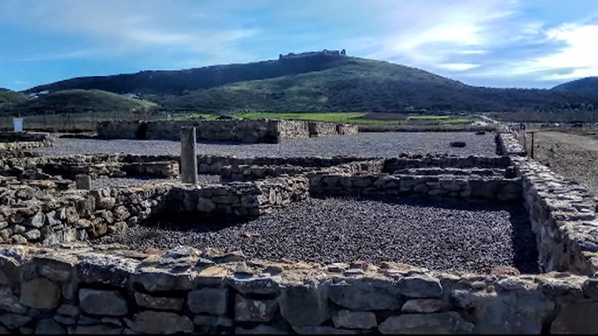 Pocas zonas de Extremadura concentran tanta historia en tan poco espacio. En menos de una jornada es posible pasar del mundo romano al legado andalusí, descubrir una de las iglesias barrocas más espectaculares de España y terminar el recorrido en uno de los mejores ejemplos de patrimonio industrial y natural de la región.