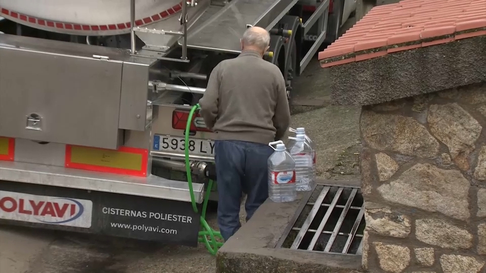 Vecinos de Casas de Millán y Mirabel reciben agua potable mediante camiones cisterna 