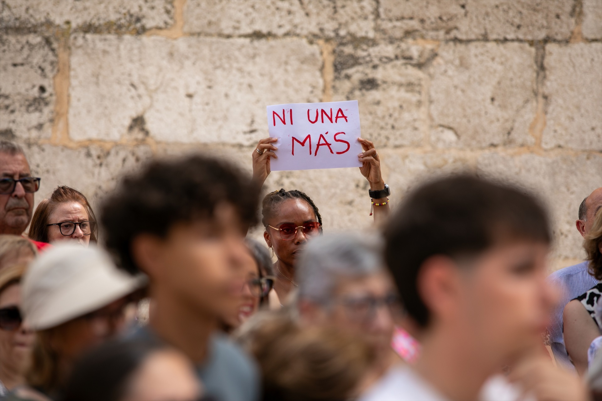 Una pancarta con el lema "Ni una más" durante un minuto de silencio por un asesinato machista 