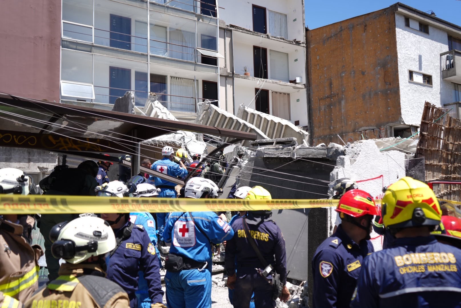Bomberos y rescatistas tras el terremoto en Colombia